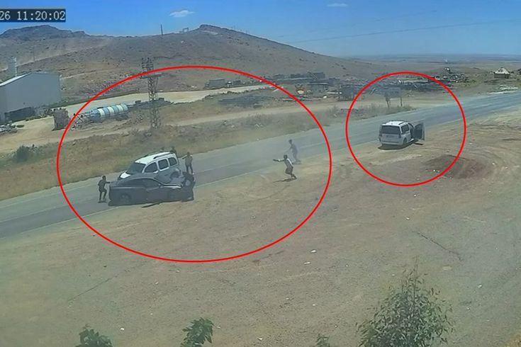Akrabaların arazi kavgasında silahlar peş peşe patladı: Ortalık savaş alanına döndü!