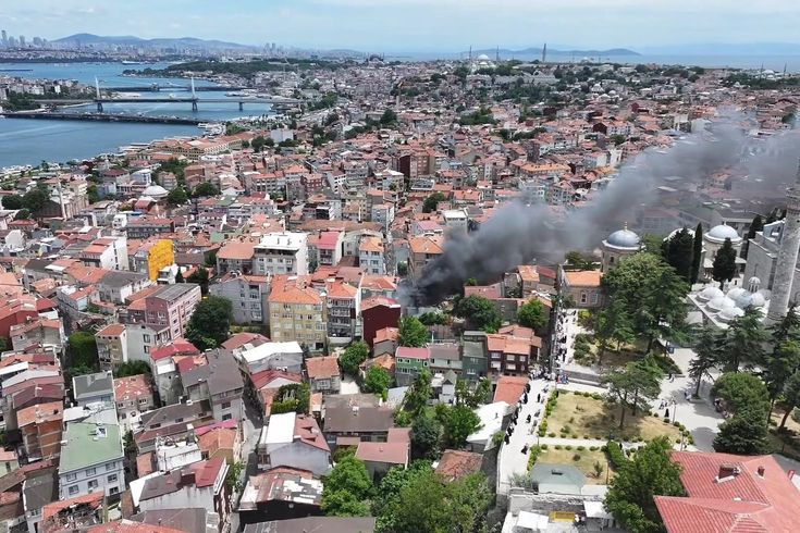 İstanbul'da büyük yangın! Alevler araçlara sıçradı, dumanlar şehri kapladı