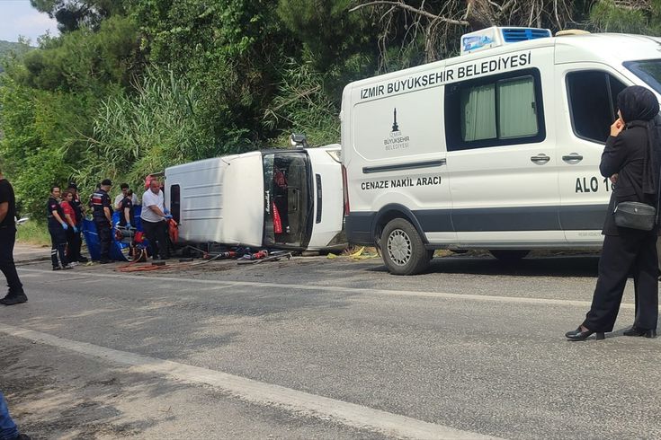 İzmir'de tarım işçilerini taşıyan minibüsün devrilmesi sonucu 1 kişi öldü, 11 kişi yaralandı