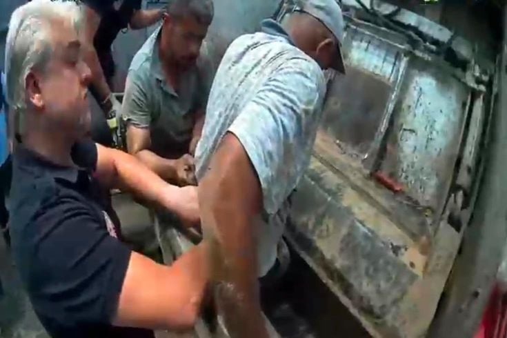 Mersin'de çöp kamyonunun hidrolik bölümüne sıkışan işçi kurtarıldı