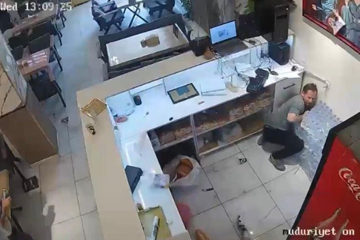 Hakkari'de iş yerinde yaşanan patlama anı kamerada