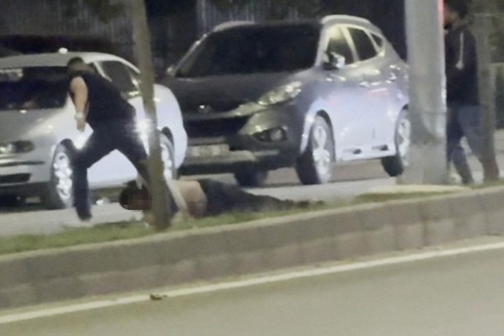 Bir tokatla yere serdi, ardından sürükleyerek götürdü