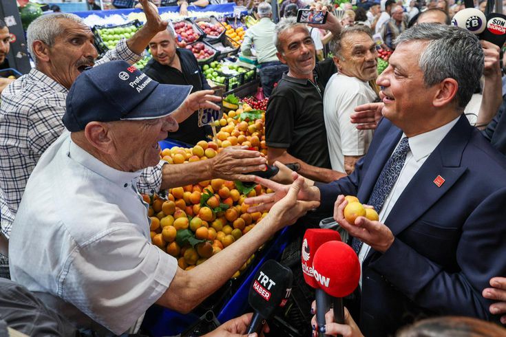 Özgür Özel'den istifa etmek isteyen partiliye: Baba ocağını bırakmayın, partiyi geri alacağız