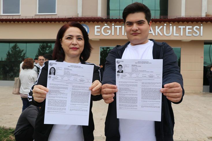 Anne-oğul bitişik sınıflarda YKS'ye girdi