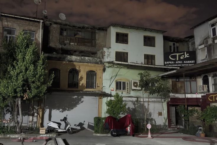 İstanbul'un kalbinde korkutan yangın! Tarihi han alevlere teslim oldu