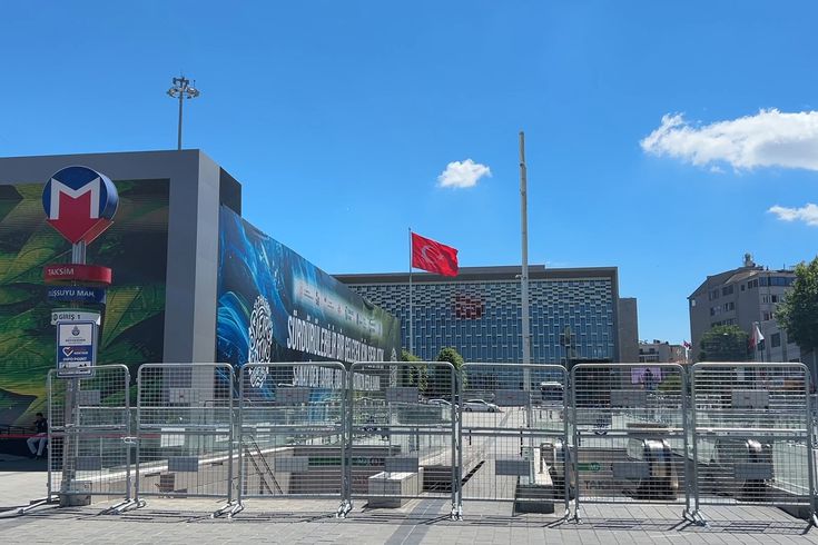 Taksim'deki metro istasyonları geçici süreyle kapatıldı