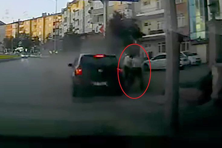 Erzurum'da otomobilin altında kalmaktan son anda kurtuldular; o anlar kamerada
