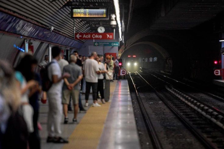 İzmir'de kablo hırsızlığı girişimi metro seferlerini aksattı