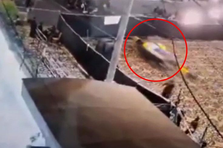 Pakistan'da camiye dalan araç cemaati ezdi: 2 ölü, 30 yaralı