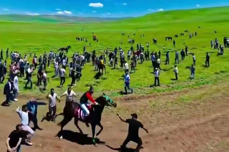 At yarışındaki görüntüler harekete geçirdi: Ata uygunsuz müdahaleye soruşturma