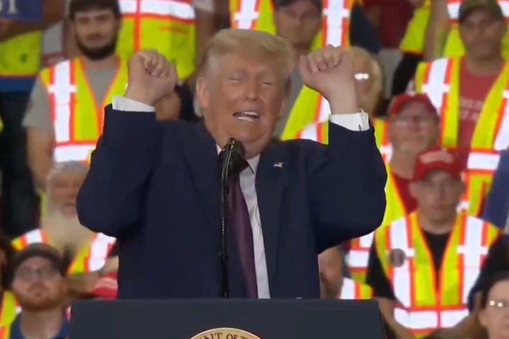 Donald Trump'tan kürsüde ilginç hareketler