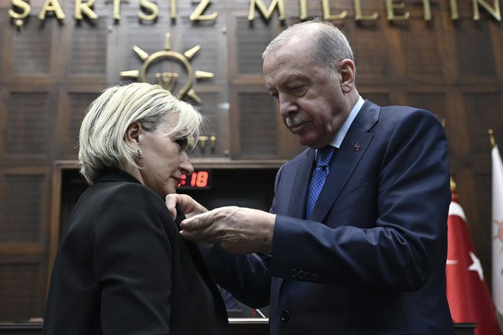CHP'den istifa eden İstanbul Milletvekili Nimet Özdemir, AK Parti'ye katıldı