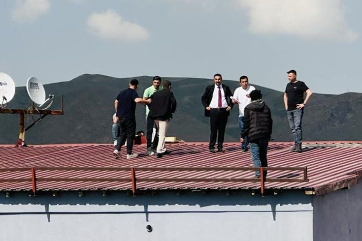 Türkiye'yi gezip çatılara çıkıyor! İntiharkolik yine sahnede