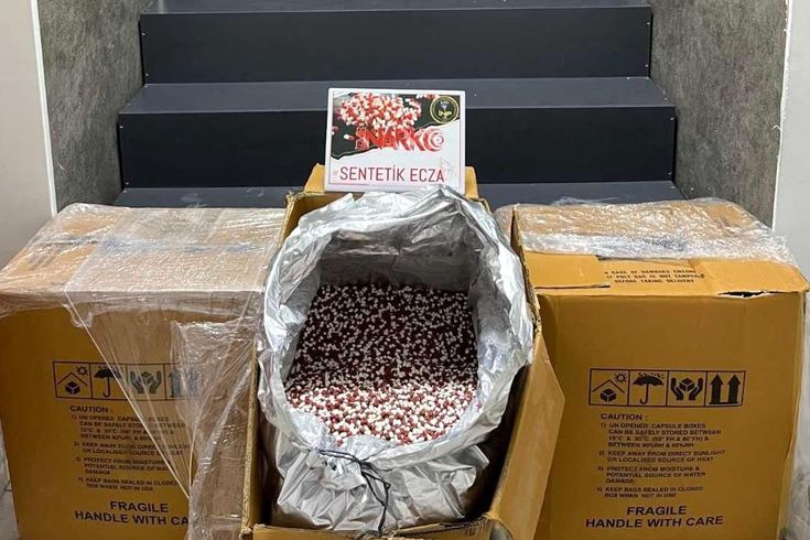 İzmir'de dev uyuşturucu operasyonu: 300 bin hap ele geçirildi