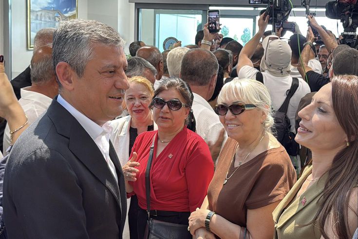 Özgür Özel'e Diyarbakır'da zılgıtlı karşılama
