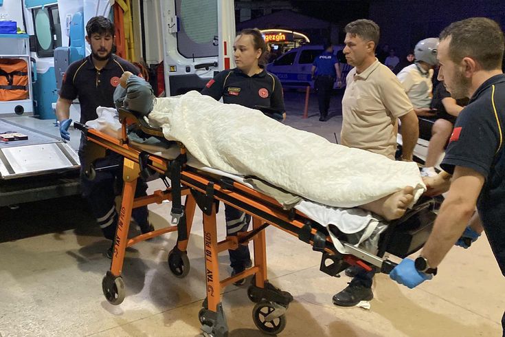 Toprak bastı geleneği kanlı bitti! Hastanede yaşam savaşı veriyor
