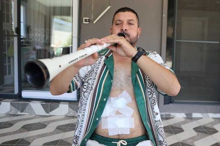 Ameliyattan çıktı, nefes egzersizini zurnayla yaptı