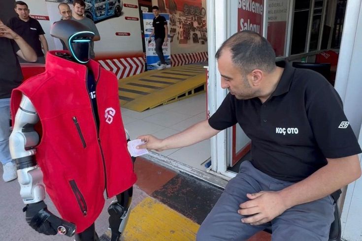 Sanayide işe başlayan robot çırağın ilk isteği 'zam' oldu 