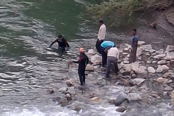 Bitlis'te dereye giren 3 kardeşten biri hayatını kaybetti, birini babası kurtardı, diğeri ise kayıp