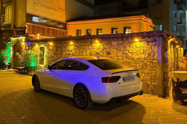 Motosikletle gelip restoranı taradılar: 5 yaralı