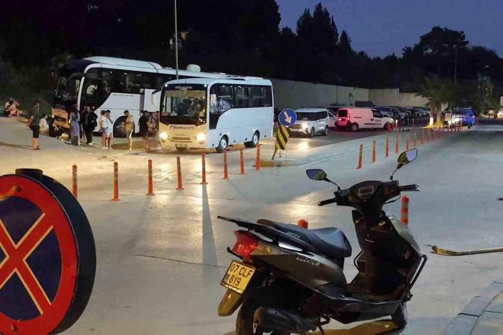 Manavgat'ta rafting yapmaya giden 52 yerli turist gıda zehirlenmesi şüphesiyle hastaneye başvurdu