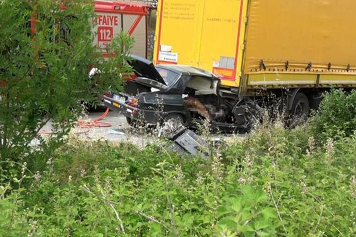 Samsun'da park halindeki tıra çarpan otomobilde 2 kişi hayatını kaybetti