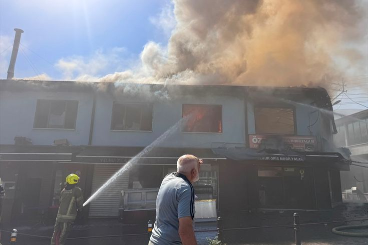 Mobilya mağazasında yangın! Dumanlar kentin birçok noktasından görülüyor