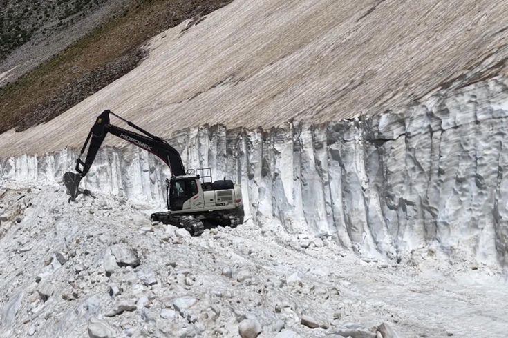 Temmuz ayına 1 gün kala hala 4 metre kar var