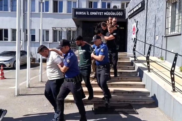 Bursa'da 2,5 ay boyunca Polisiz diyerek dolandırdılar, 100 milyonluk vurgunun ardından tatlı ikram ettiler