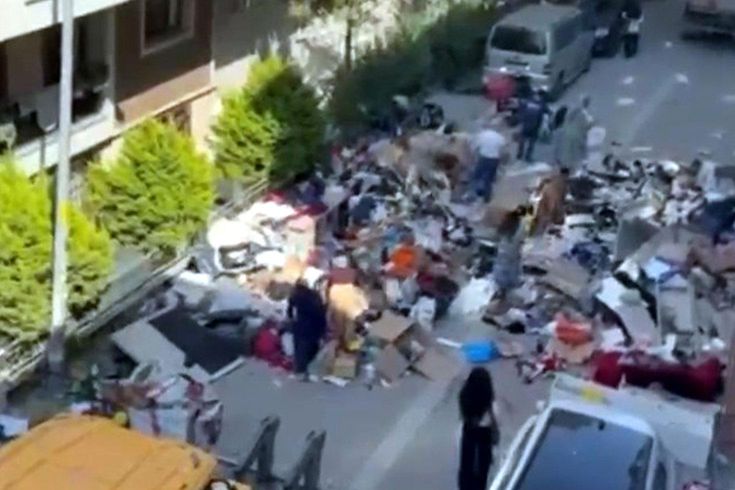 7 aydır kira alamayan ev sahibi, çilingirle girdiği dairedeki eşyaları sokağa attı