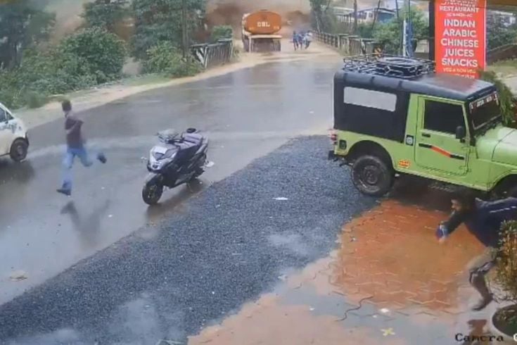Hindistan'da heyelan tankeri ve insanları sürükledi: 3 ölü, 9 yaralı