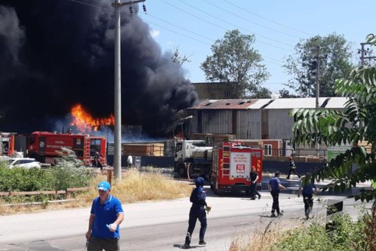 Kocaeli'de fabrika yangını! Alevler birden yükseldi