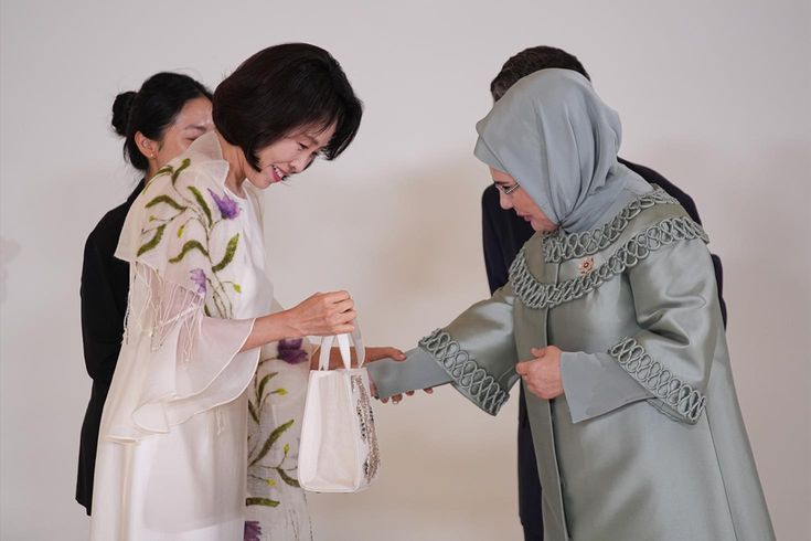 Güney Kore First Lady'sinden Emine Erdoğan'a unutulmaz jest