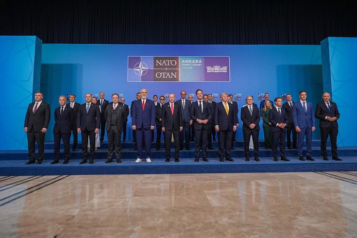 NATO Zirvesi'nde liderlerden aile fotoğrafı
