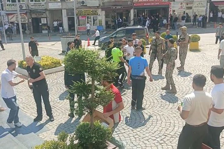 Adliye önü bir anda savaş alanına döndü! 1 polis ve 2 şüpheli yaralandı: 5 gözaltı