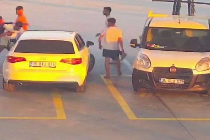 Kuşadası'nda yol verme tartışması, akaryakıt istasyonunda kavgaya dönüştü: Olay anı kamerada
