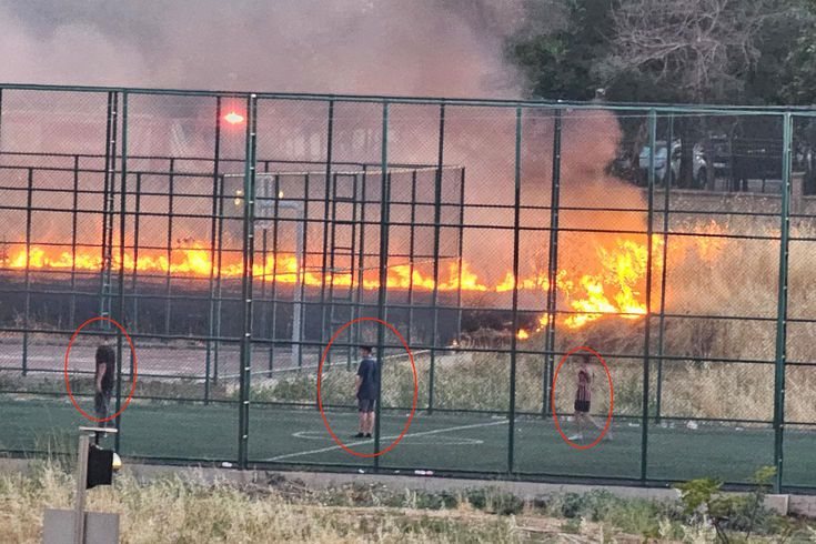 Yangına rağmen futbol oynamaya devam ettiler; o anlar kamerada