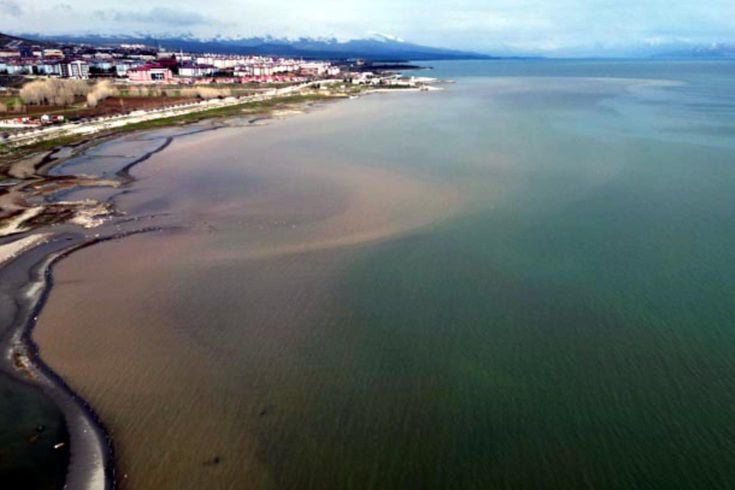 Van Gölü'nde dikkat çeken seviye: Binlerce yılda oluşuyor, su altında kaldı
