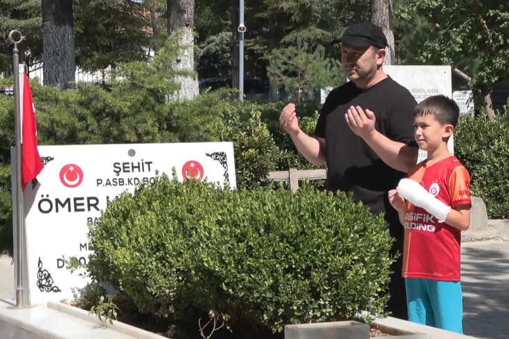 Flood of visitors to Ömer Halisdemir's grave: I named my son after him