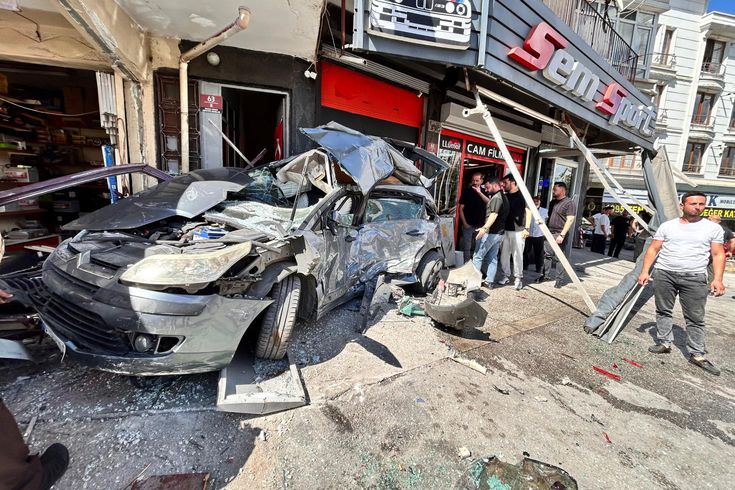 Ankara'da korkunç kaza! EGO otobüsü iş yerine daldı, çok sayıda yaralı var
