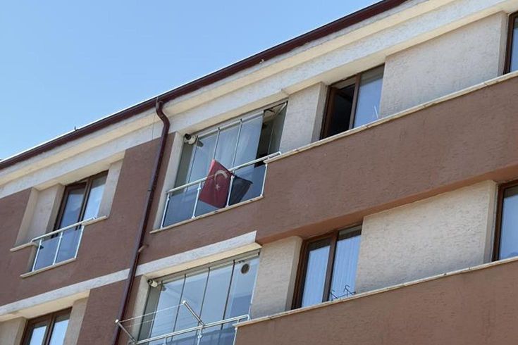 Sıcakta binaya yayılan koku korkunç gerçeği ortaya çıkardı