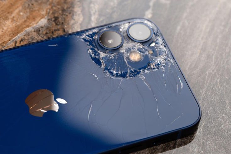 Akımınız batsın! Erkeksi görünmek için binlerce liralık telefonları parçalıyorlar