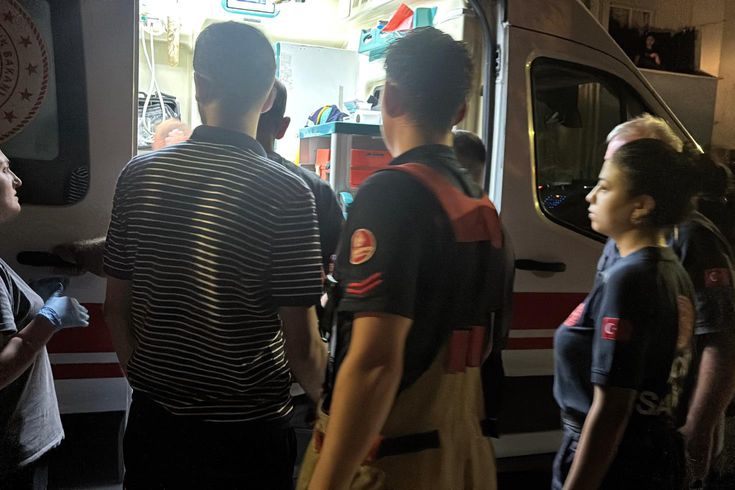 Ailevi sorunlar çatıya çıkardı! Polisin müdahalesi hayatını kurtardı