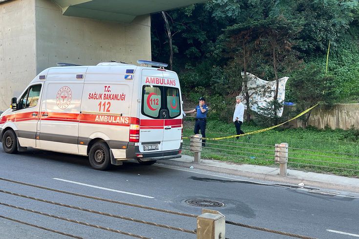 Şişli'de yol kenarındaki yeşil alanda erkek cesedi bulundu