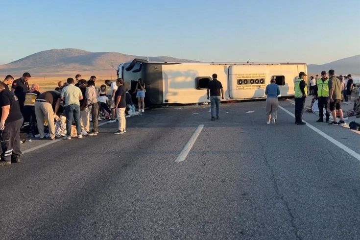 Yolcu otobüsü bariyere çarparak devrildi! 31 kişi yaralandı