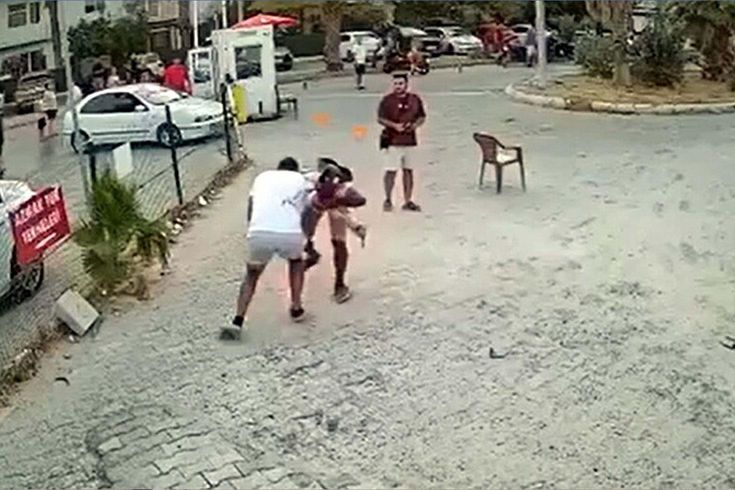 Sokakta çıkan tartışmada birbirini bıçakladılar; o anlar kamerada