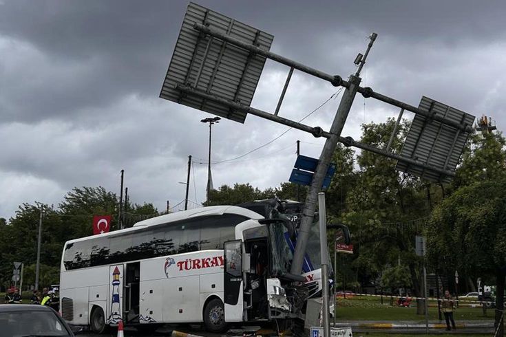 İstanbul'da yolcu otobüsü otomobile çarptı! 2'si ağır 30 yaralı