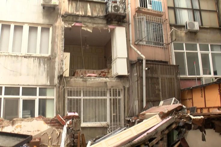Şişli’de binanın duvarı çökünce mahalleli deprem oldu zannetti