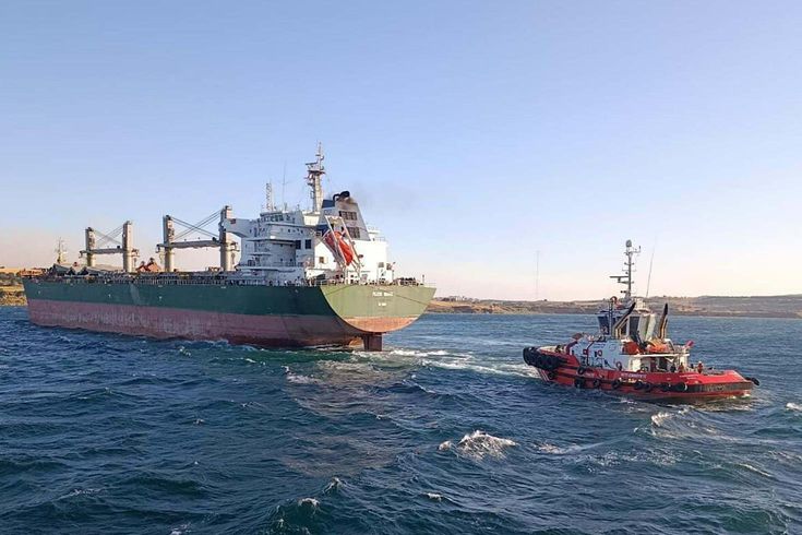 Çanakkale Boğazı'nda dev gemi karaya oturdu, trafik çift yönlü durduruldu