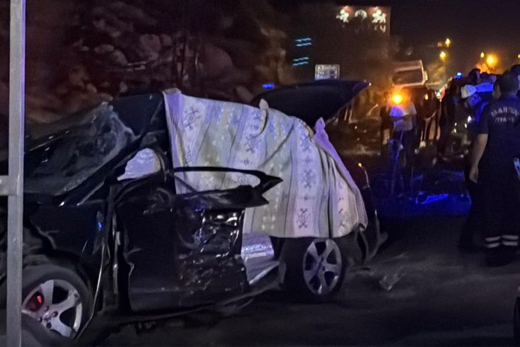 Mardin'de otomobil ile kamyon kafa kafaya: 2 ölü, 6 yaralı